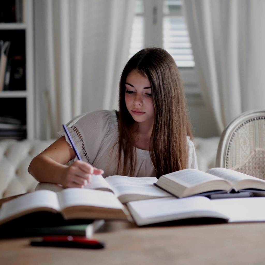 niña estudiando para la vuelta al colegio